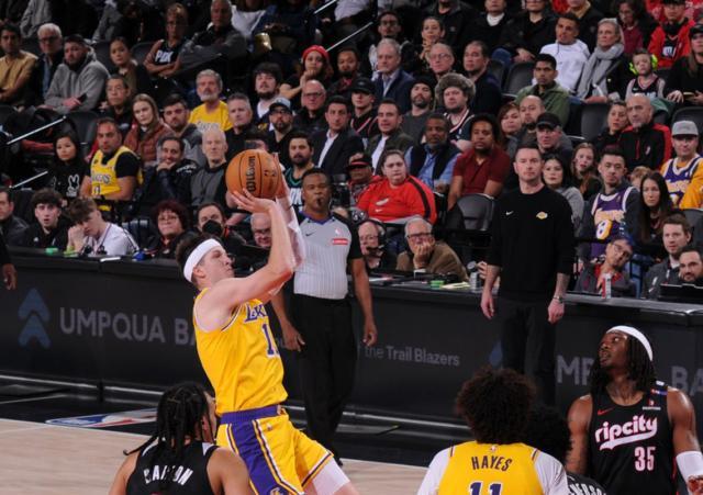 1740120528232021850.jpg 开云app-16胜3负!湖人第三球星赢球定律出炉:他成詹皇绝配