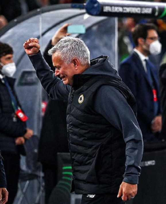 开云平台-再见穆里尼奥!葡超指教都玩不明白,双线崩盘,更衣室内讧了|何塞·穆里尼奥|本菲卡|本菲卡足球俱乐部|波尔图|布拉加_新浪新闻