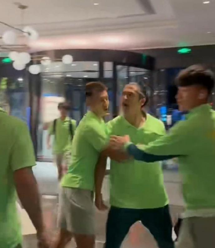 内讧!国安惨败被球迷贴脸开大,张玉宁怒怼:我们不想踢好?有啥哔哔