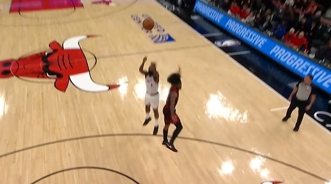 开云官网-没谱！哈登正面迎着防守强投 三不沾直接扔出界了