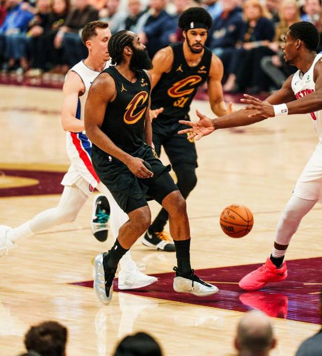 开云app-哈登一人撑起克里夫兰!7助攻激活1奇兵 “德国超跑”15分灭旧主|詹姆斯·哈登|骑士|活塞|三分球|泰森_新浪体育_新浪新闻