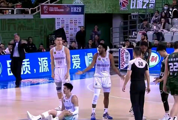 开云平台-邱彪这盘棋，新外援真不是来当“得分王”的！|琼斯|陶汉林|山东男篮|德雷克·鲍威尔|诺曼·鲍威尔_新浪体育_新浪新闻