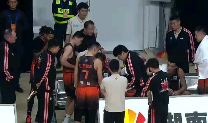 开云平台-邱彪这盘棋，新外援真不是来当“得分王”的！|琼斯|陶汉林|山东男篮|德雷克·鲍威尔|诺曼·鲍威尔_新浪体育_新浪新闻