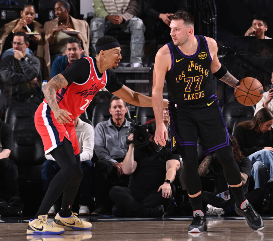 开云体育-拒投空位三分遭名嘴吐槽!东契奇在场-17湖人最差 32+11+8仍罪人