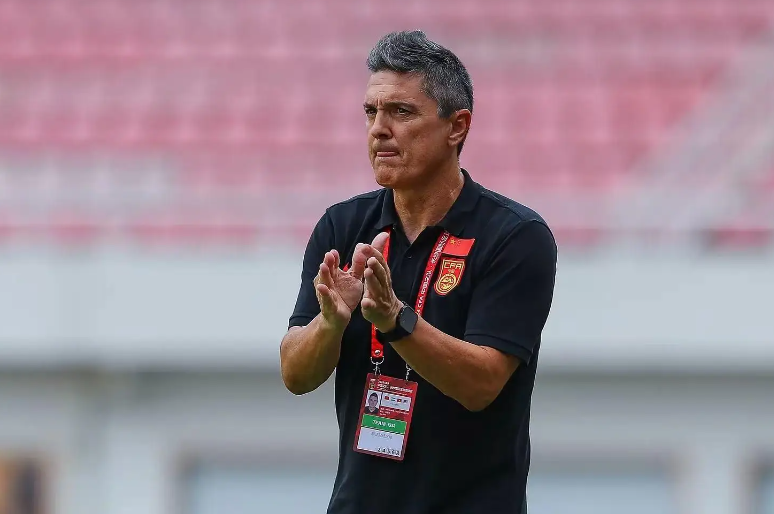 开云app-铁腕治军！安东尼奥带队2大奇招：禁外卖+屏蔽媒体，偷师邵佳一？