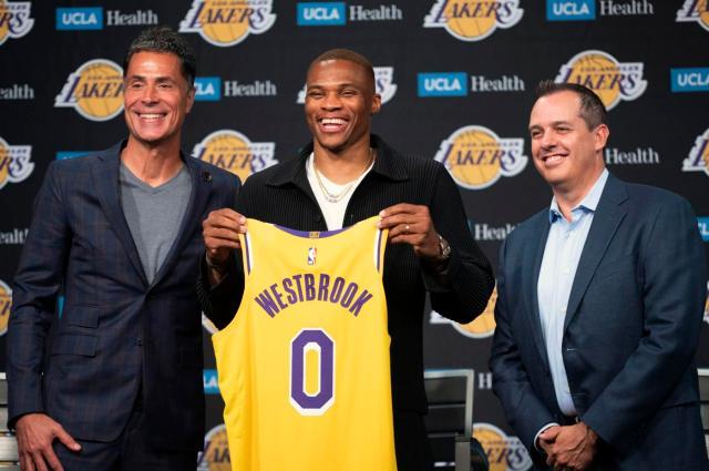 1628689130877065354.jpg 开云app-荣归故里韦少笑逐颜开,新赛季他要“边走边看”