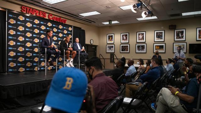 1628689348501091927.jpg 开云app-荣归故里韦少笑逐颜开,新赛季他要“边走边看”