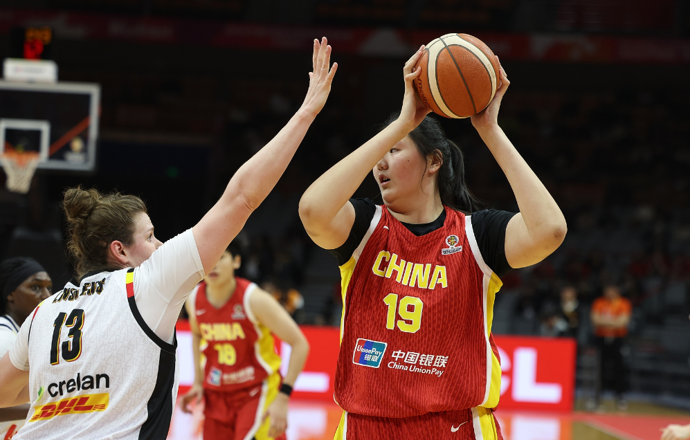 开云官网-女篮惨败张子宇成唯一亮点！18分钟20+11统治内线 2.26米对抗超强