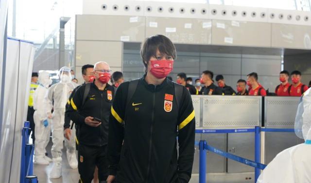 1622709046100021904.jpg 开云体育-中国男足团队58人飞赴阿联酋 包括六个保障团队