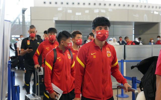 1622709052374033958.jpg 开云体育-中国男足团队58人飞赴阿联酋 包括六个保障团队