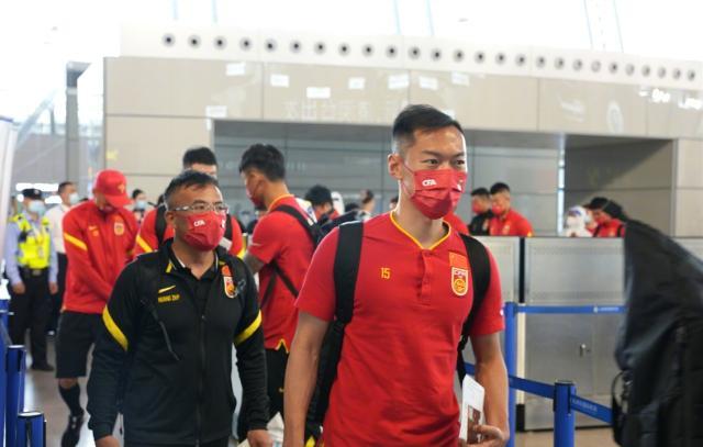 1622709068423096252.jpg 开云体育-中国男足团队58人飞赴阿联酋 包括六个保障团队