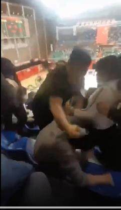 kaiyun-【夜读】艾克森罚丢点球，头部受伤退场