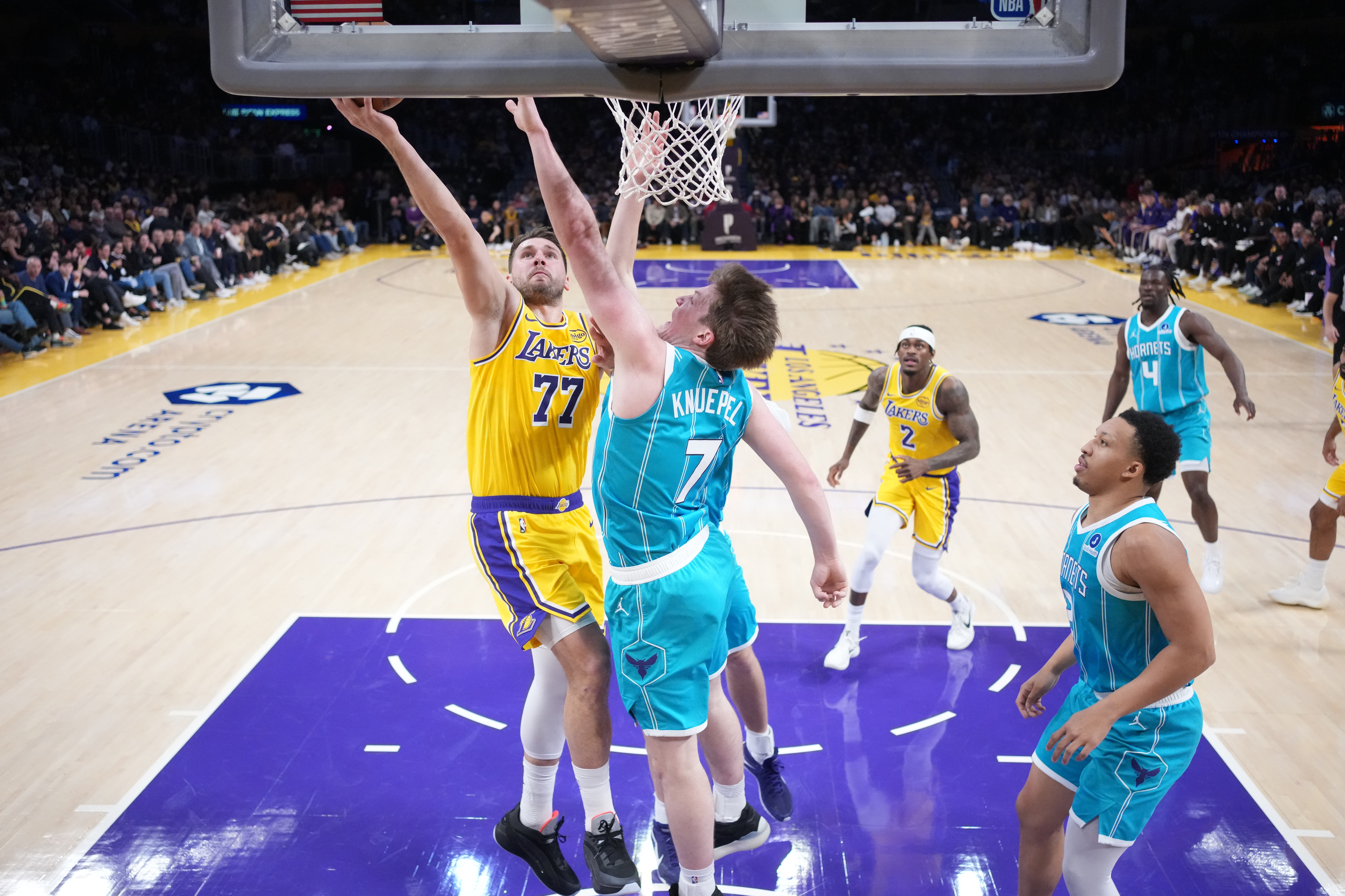 开云app-赛季三分王之争真有悬念了!东契奇赛季三分总数仅差克尼佩尔4记